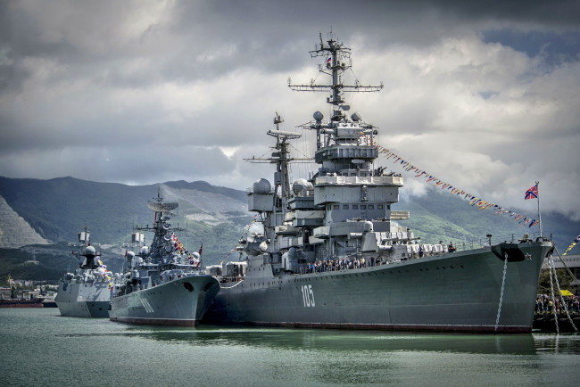 Обои картинки фото крейсер михаил кутузов,  ск пытливый и ракетные фрегаты вмс ноак, корабли, крейсеры,  линкоры,  эсминцы, ордер