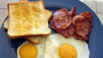 Картинка еда яичные+блюда тосты жареная колбаса яичница глазунья
