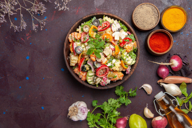 Обои картинки фото еда, салаты,  закуски, овощи, салат, маслины, грибы, базилик, чеснок, лук, специи
