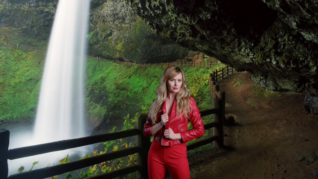 Обои картинки фото девушки, carla monaco, водопад, красная, куртка