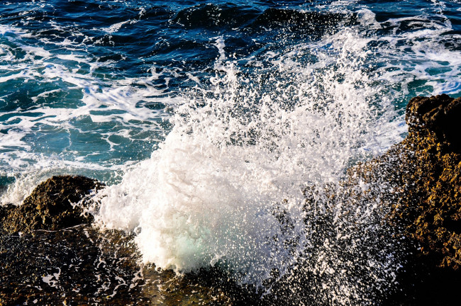 Обои картинки фото природа, вода, брызги, камни, волна, море, капли