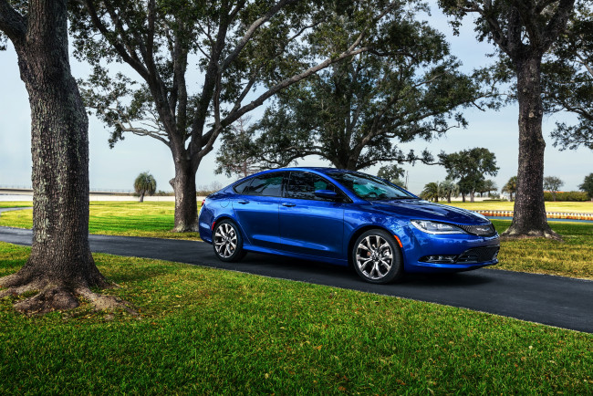 Обои картинки фото 2015 chrysler 200 s, автомобили, chrysler, голубой, металлик, трава, деревья
