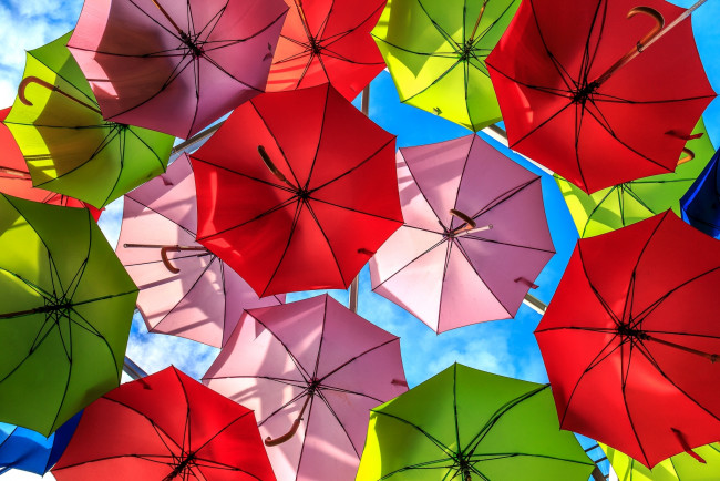 Обои картинки фото разное, сумки,  кошельки,  зонты, цветные, зонты, небо
