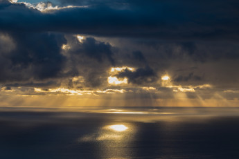 Картинка природа моря океаны солнечные лучи тучи море