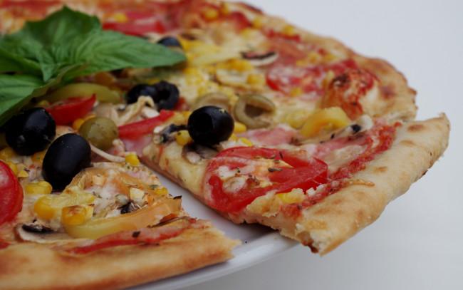 Обои картинки фото еда, пицца, маслины, базилик