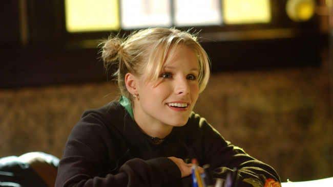 Обои картинки фото reasons why veronica mars was so much better than every other teen, кино фильмы, -unknown , другое, девушка, блондинка, толстовка