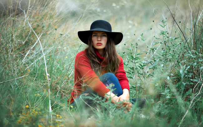 Обои картинки фото девушки, - брюнетки,  шатенки, трава, шатенка, шляпа