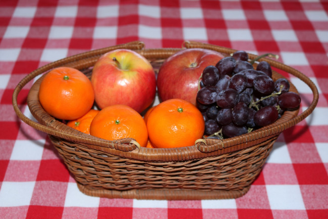 Обои картинки фото еда, фрукты,  ягоды, яблоки, мандарины, виноград