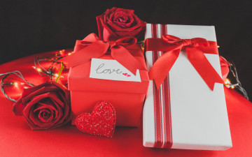 обоя праздничные, подарки и коробочки, розы, коробки, сердечки, гирлянда