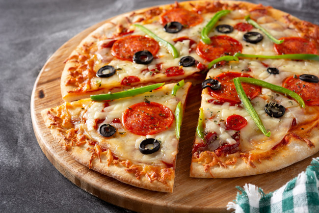 Обои картинки фото еда, пицца, салями, маслины, сыр
