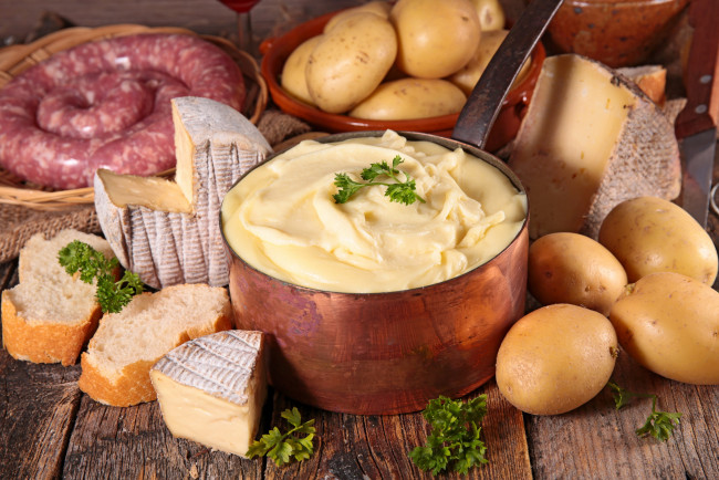 Обои картинки фото еда, разное, картофель, клубни, сыр, картофельное, пюре, колбаса