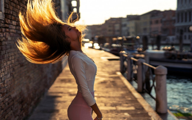 Обои картинки фото eleonora fabris, девушки, волосы, блузка, юбка, улица, канал