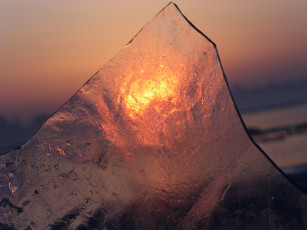 Картинка восход через льдину природа