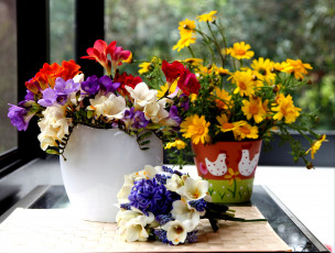 Картинка цветы букеты композиции вазы гиацинты ромашки фрезия