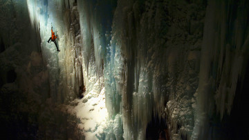 Картинка природа айсберги ледники скалолаз грот альпинист пещера