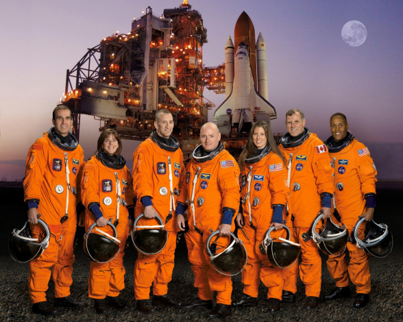 Обои картинки фото экипаж, космос, астронавты, космонавты, команда, шаттл, люди