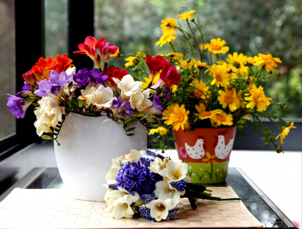 Обои картинки фото цветы, букеты, композиции, вазы, гиацинты, ромашки, фрезия