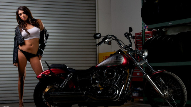 Обои картинки фото мотоциклы, мото, девушкой, harley-davidson
