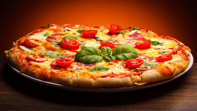 Обои картинки фото еда, пицца, помидоры, базилик