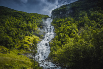 Картинка водопад+в+норвегии природа водопады норвегия водопад холм вода течение лес
