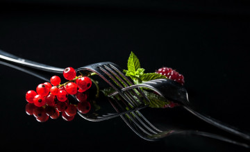 Картинка еда фрукты +ягоды смородина малина ягоды вилки