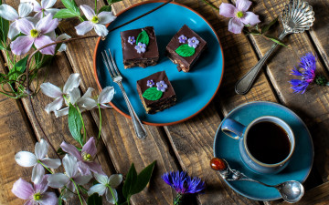Картинка еда конфеты +шоколад +сладости цветы пирожное кружка клематис кофе васильки
