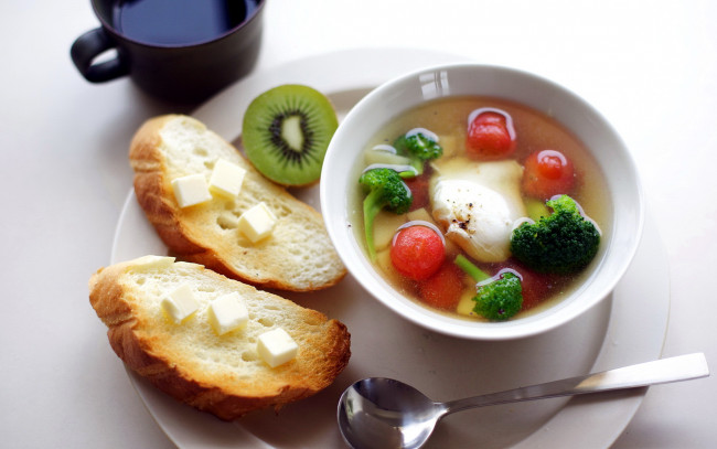 Обои картинки фото еда, первые блюда, овощной, суп, гренки, киви