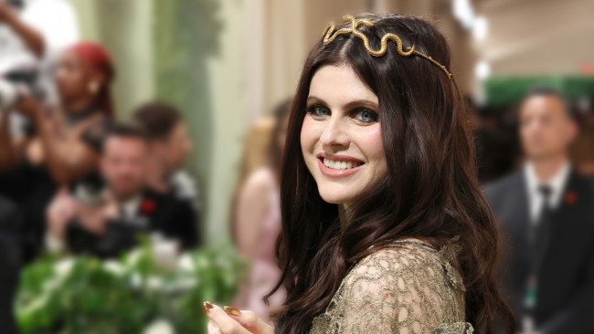 Обои картинки фото alexandra daddario met gala 2024, девушки, alexandra daddario, александра, даддарио, актриса, жeнщина, нью, йорк, сша, бал, института, костюма