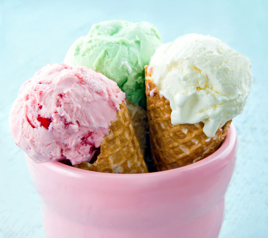 Обои картинки фото еда, мороженое,  десерты, ванильное, клубничное, фисташковое