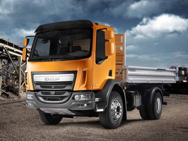 Обои картинки фото автомобили, daf , выставка, улица, lf, ft, 4x2, 250, желтый, daf, cab, day