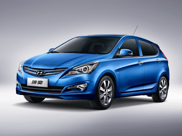 Обои картинки фото автомобили, hyundai, 2014г, rb, hatchback, синий, verna