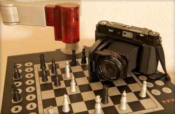 обоя voigtlander, бренды, - другое, черный, камера, фотоаппарат, лампа, игра, фигуры, доска, шахматы
