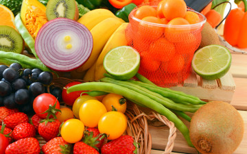 Картинка еда фрукты+и+овощи+вместе виноград клубника помидоры мандарины киви лук