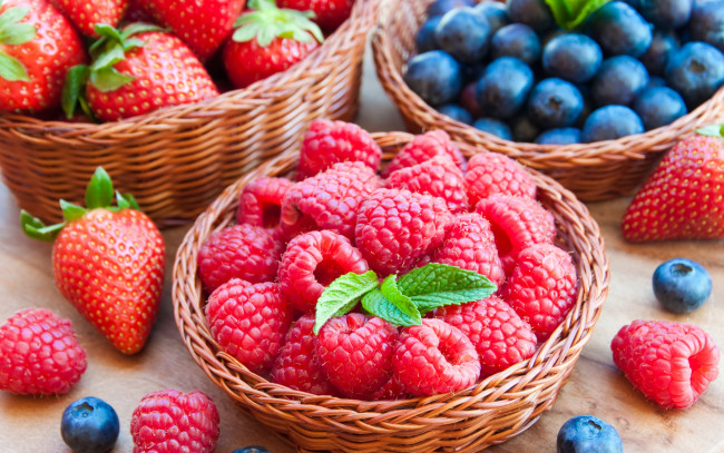 Обои картинки фото еда, фрукты,  ягоды, корзинка, клубника, черника, малина, ягоды, fresh, berries, мята