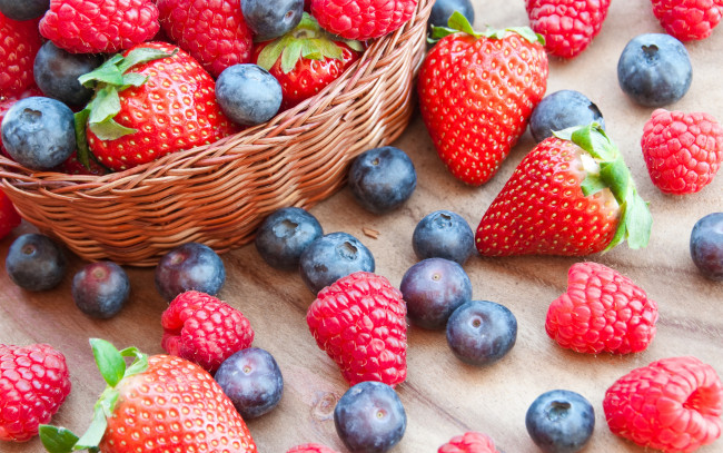Обои картинки фото еда, фрукты,  ягоды, малина, ягоды, blueberry, raspberry, корзинка, клубника, черника, strawberry, fresh, berries, весна