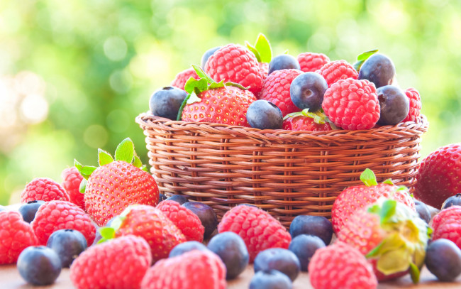 Обои картинки фото еда, фрукты,  ягоды, малина, ягоды, fresh, berries, весна, клубника, черника, корзинка