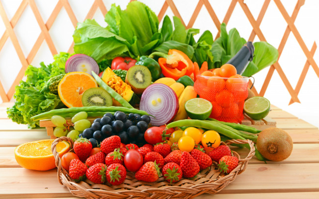 Обои картинки фото еда, фрукты и овощи вместе, клубника, киви, салат, мандарины, корзинка, fruits, fresh, помидоры, ягоды, фрукты, овощи, vegetables, berries
