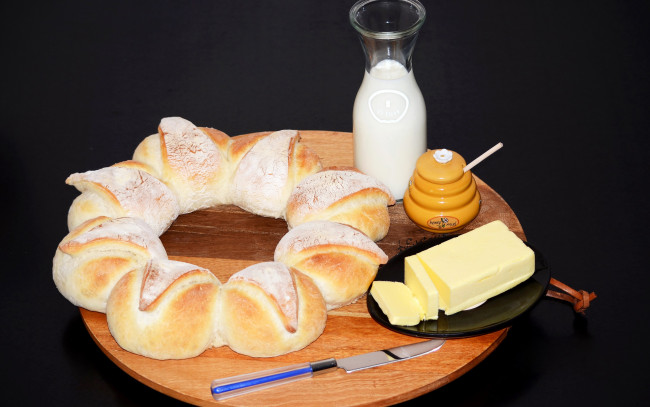 Обои картинки фото еда, хлеб,  выпечка, buns, butter, milk, булочки, масло, молоко, мед, выпечка, baked