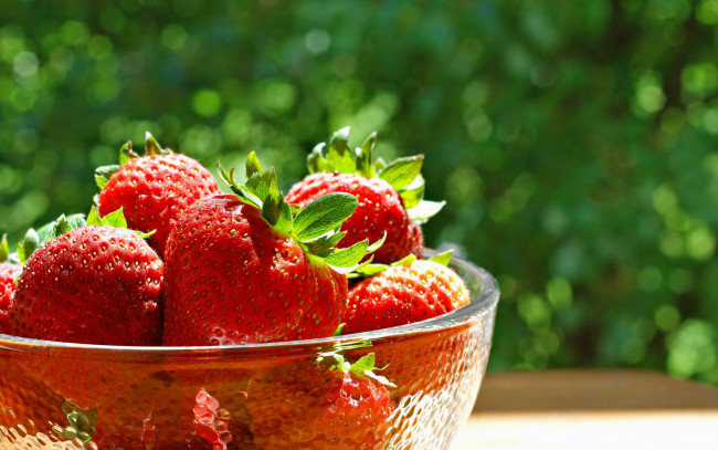 Обои картинки фото еда, клубника,  земляника, strawberry, спелая, berries, fresh, ягоды, красные, миска