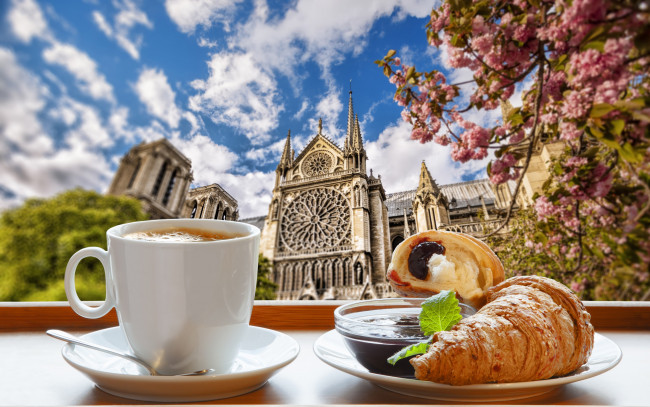 Обои картинки фото еда, кофе,  кофейные зёрна, завтрак, spring, cathedral, notre, dame, france, paris, croissant, cup, coffee, breakfast, весна, нотр, дам, париж, джем, круассан