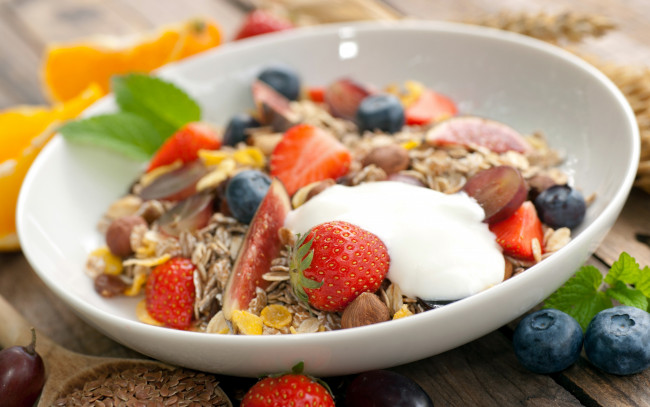 Обои картинки фото еда, мюсли,  хлопья, черника, клубника, злаки, breakfast, fresh, healthy, berries, завтрак, muesli, ягоды