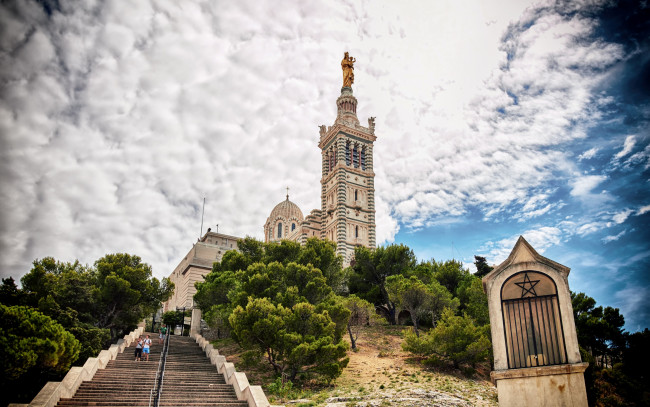 Обои картинки фото города, - католические соборы,  костелы,  аббатства, башня, marseille, ступеньки, франция, облака, cathedral, notre, dame, de, la, garde, лестница, небо, собор, холм, деревья, подъем