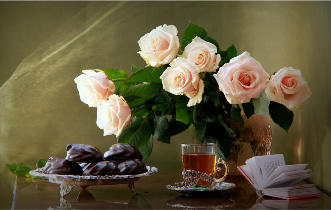 Обои картинки фото еда, натюрморт, чай, букет, книга, розы, печенье