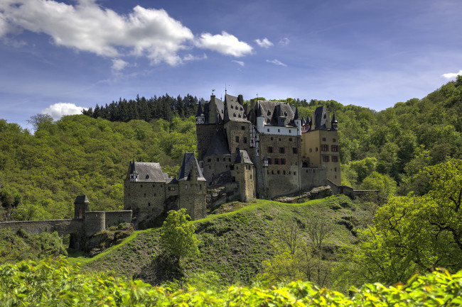 Обои картинки фото burg eltz,  germany, города, замки германии, замок, лес, горы