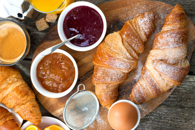 Обои картинки фото еда, хлеб,  выпечка, круассаны, джем, кофе, завтрак, яйцо, выпечка
