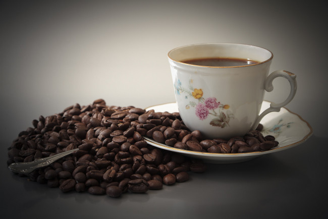 Обои картинки фото еда, кофе,  кофейные зёрна, чашка, зерна