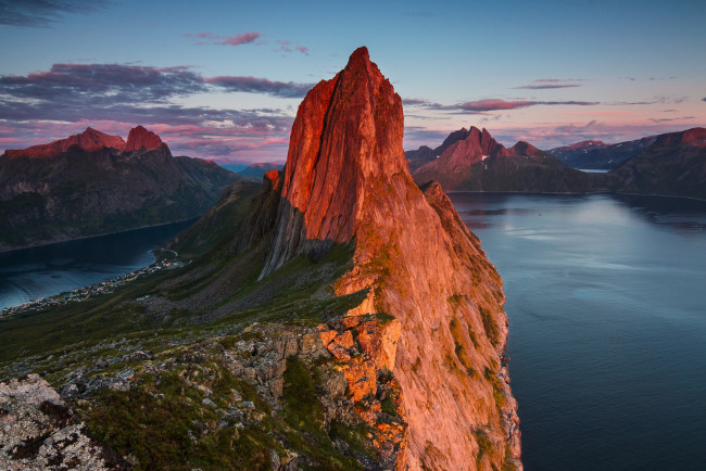 Обои картинки фото природа, реки, озера, фьорды, острова, горы, скалы, свет, облака, вечер, норвегия