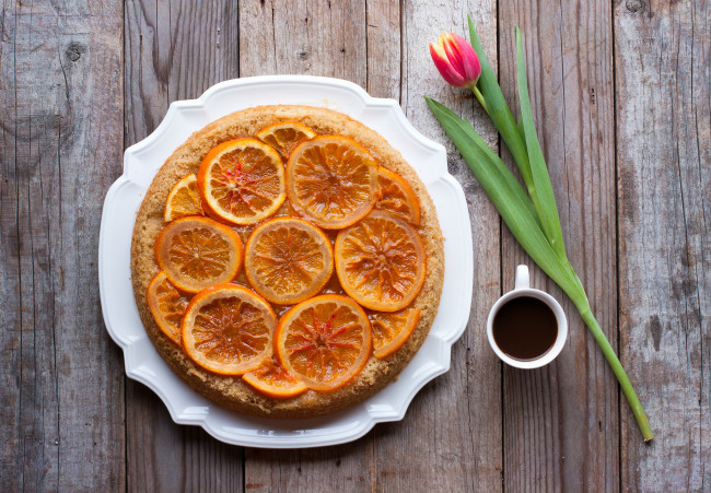 Обои картинки фото еда, пироги, кофе, доски, пирог, апельсины, тюльпан, цветок, чашка