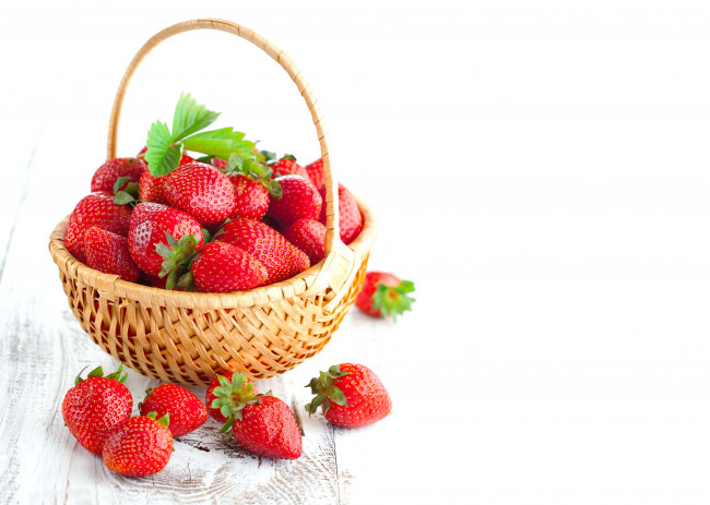 Обои картинки фото еда, клубника,  земляника, спелая, ягоды, strawberry, весна, fresh, berries, корзинка, красные