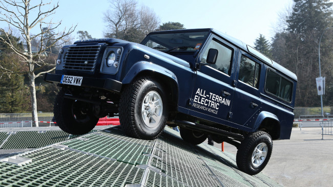 Обои картинки фото land rover electric defender concept 2013, автомобили, land-rover, внедорожник, джип, 2013, concept, defender, land, rover, electric